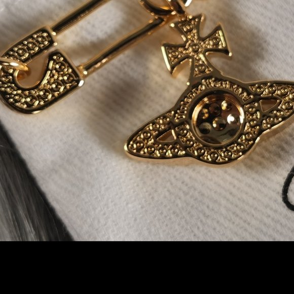 Vivienne Westwood Gold Safety Pin Pearl Necklace - Picture 4 of 6